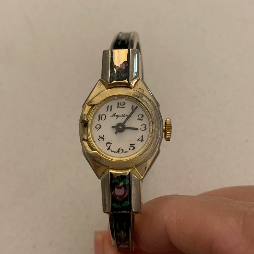 Swiss Made Elegant Women's Manual Wind Watch with Floral Accents